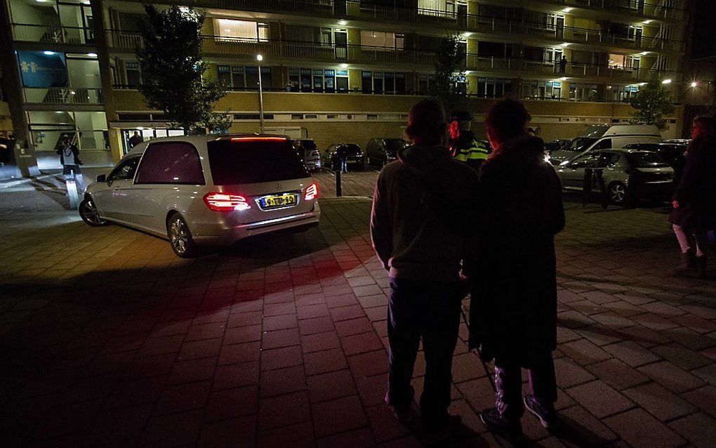 Een rouwwagen verlaat het terrein van het Corbulo College in Voorburg. beeld ANP