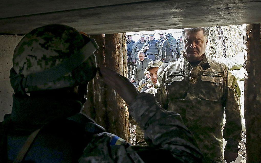 De Oekraïense president Poroshenko bezoekt het front. beeld AFP