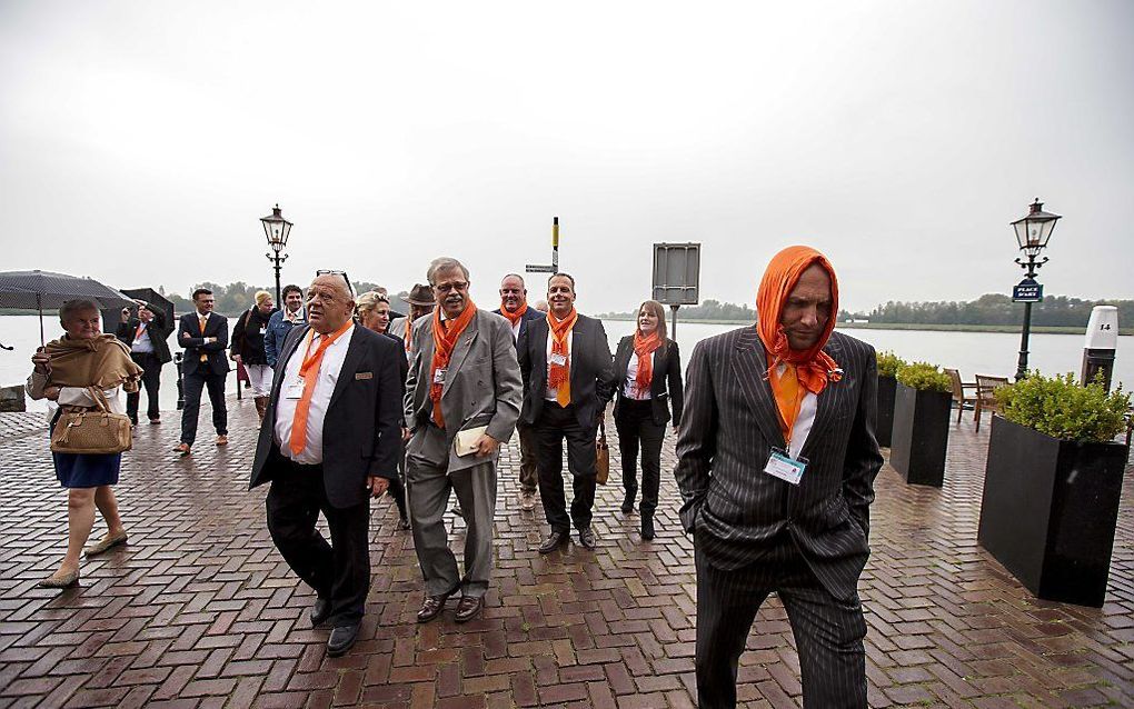 Leden van de oranjevereniging nemen een kijkje op het Groothoofd van Dordrecht; de plaats waar de rivieren Oude Maas, Beneden Merwede en Noord elkaar treffen. De eerste vernieuwde Koningsdag wordt in Dordrecht gehouden. beeld ANP