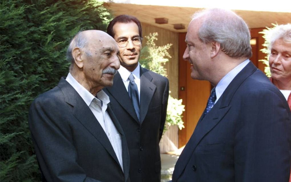 De 86-jarige Afghaanse ex-koning Mohammed Zahir Shah in oktober 2001 in Rome tijdens een ontmoeting met de Franse minister van Buitenlandse Zaken, Hubert Vedrine. beeld EPA