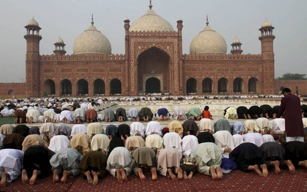 Moslims bij een moskee in Lahore. Beeld EPA