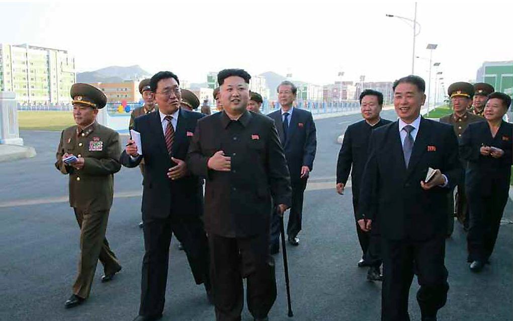 Op foto’s is te zien hoe Kim zichzelf tijdens het bezoek lijkt te ondersteunen met een zwarte wandelstok. beeld AFP