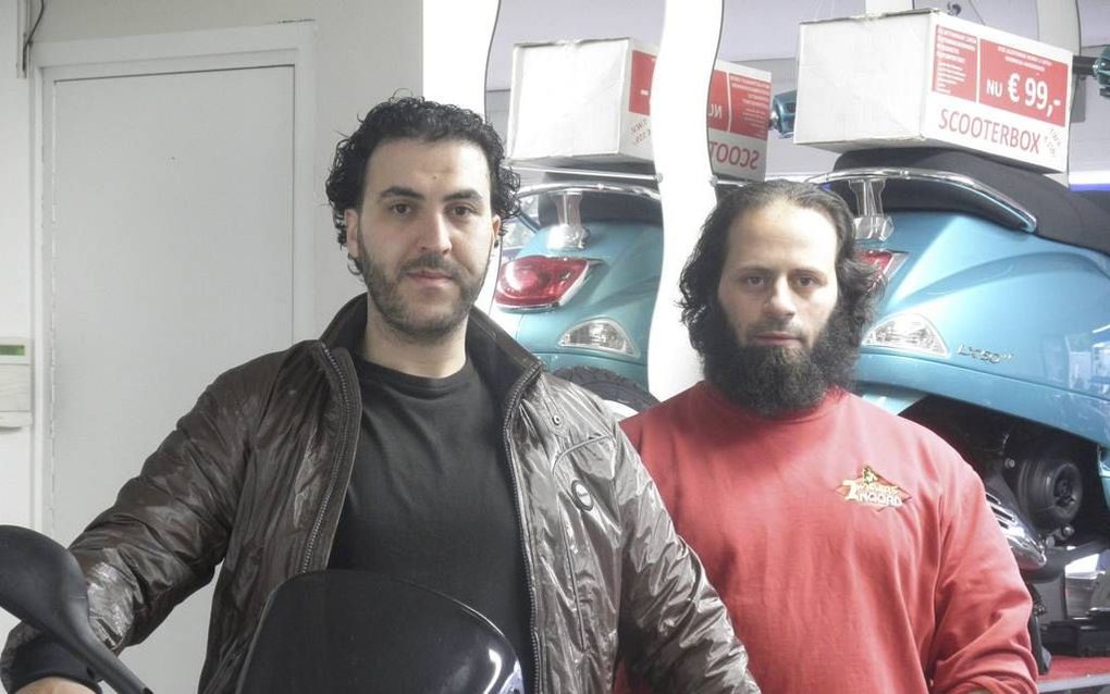 UTRECHT. Abderrahim Ayachi (l.) en Issa Ghoula van de pas opgerichte nieuwe Moslim Motorclub: „Wij gaan geen zieltjes winnen.” beeld Moslim Motorclub