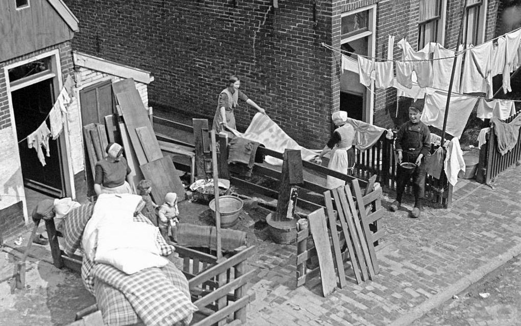 De voorjaarsschoonmaak is in alle huishoudens op Urk in volle gang. Alles moet op tijd schoon voor Pinksteren. Foto ANP