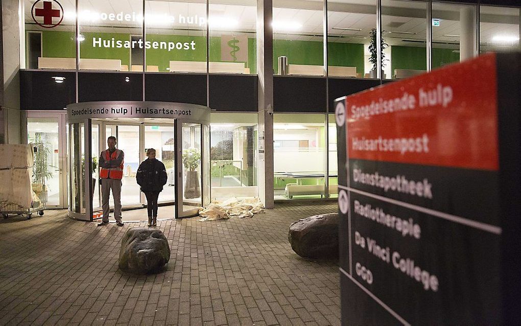 Begin deze maand heerste er verdenking van ebola bij een patiënt in het Albert Schweitzer Ziekenhuis in Dordrecht. Daarop werd het ziekenhuis afgesloten. Later bleek dit loos alarm. beeld EPA