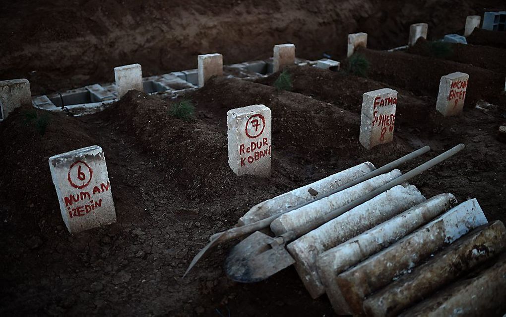 Begraafplaats in het Turkse Suruc, waar veel slachtoffers uit Kobani worden begraven. Beeld AFP