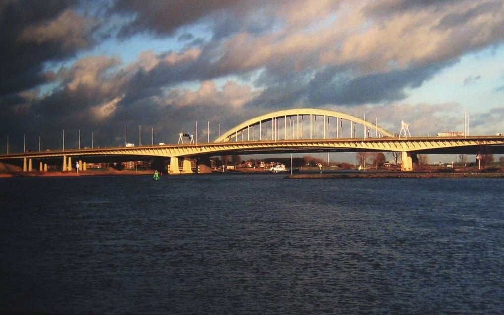 De boogbrug bij Vianen. beeld André Bijl