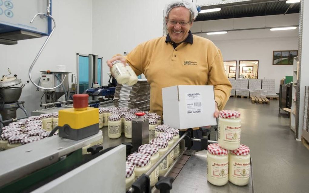 Ton Schroër produceert per week 20.000 potjes van in totaal zo’n tachtig varianten aan mayo en mosterd, allemaal zonder E-nummers. beeld Wim van Vossen