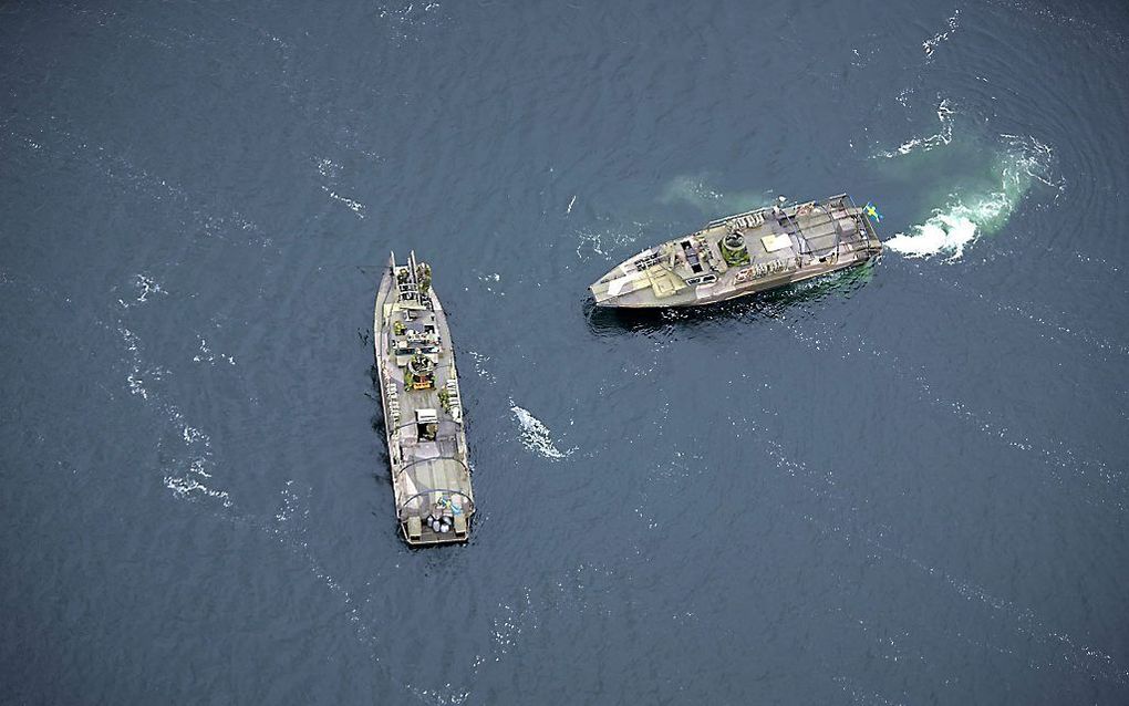 Zweedse schepen op zoek. De Zweedse defensie heeft zondag een foto vrijgegeven waarop mogelijk de vermiste Russische onderzeeer te zien is, waar sinds vrijdag naar gezocht wordt. beeld EPA