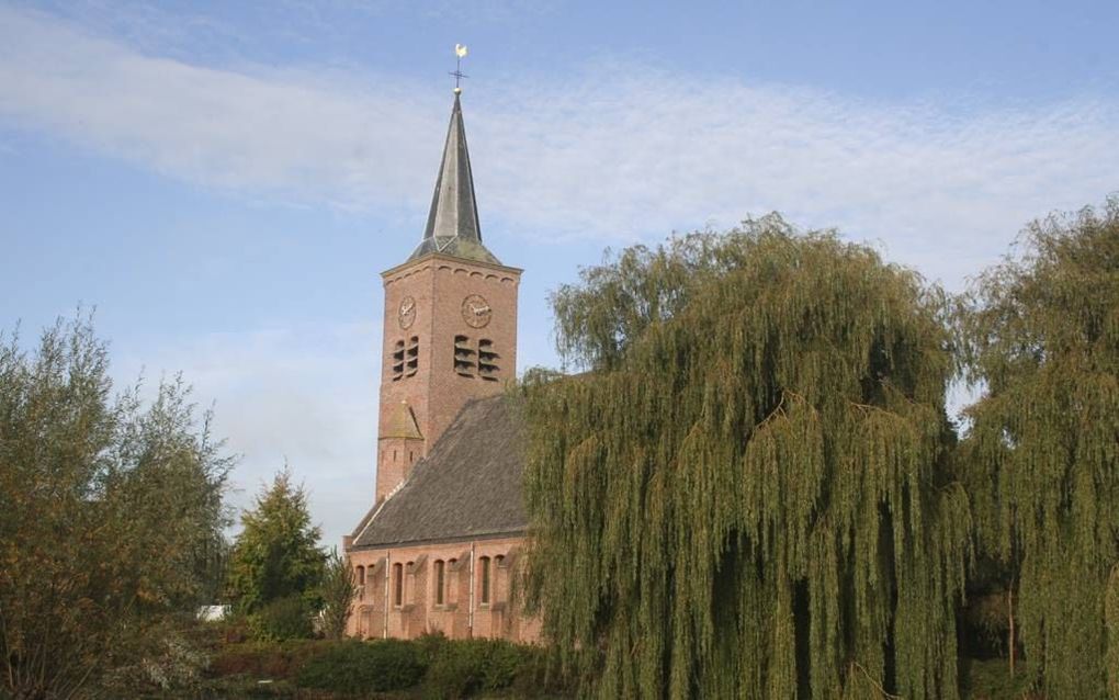 De toren van de hervormde kerk in Bleskensgraaf ondergaat, met andere oude kerktorens in de gemeente Molenwaard, de komende jaren een grondige renovatie. beeld André Bijl