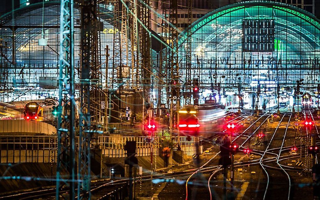 Een trein arriveert maandagochtend bij het station van Frankfurt am Main (D). De Duitse spoorwegen beëindigden maandag een tweedaagse staking. Beeld AFP