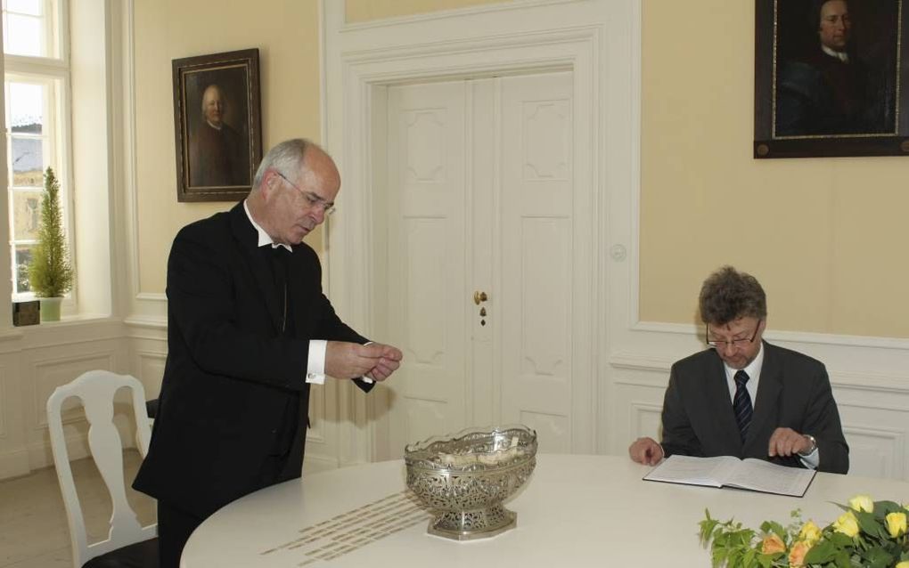 De Oudtestamentische Bijbelteksten voor de Losungen worden elk jaar tijdens een plechtige bijeenkomst in Herrnhut door loting uitgekozen. In 2012 kwam Landsbisschop dr. Friedrich Weber (l.) naar Herrnhut voor de loting van de verzen voor 2015. Rechts ds. 