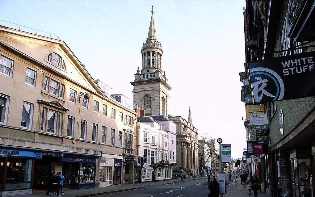 De High Street in Oxford met het gebouw van de Church of All Saints (1706-08).             Beeld Wikimedia