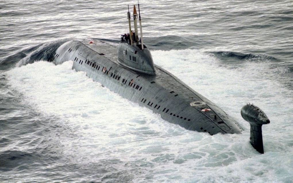 Een Russische onderzeeboot stoomt op. Missie onbekend. beeld Wikipedia