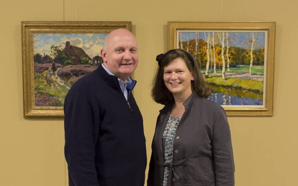 Directeur Erik Stotijn (l.) en conservator Margot Jongedijk bij hun respectievelijke favoriete werken van Ben Viegers. Zijn werk wordt getoond in het Noord-Veluws Museum, dat 31 oktober wordt geopend. beeld André Dorst