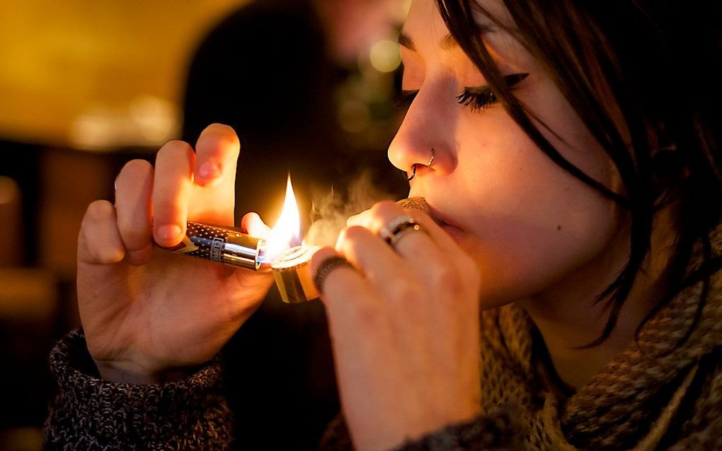 In een Amsterdamse  coffeeshop. beeld Sjaak Verboom