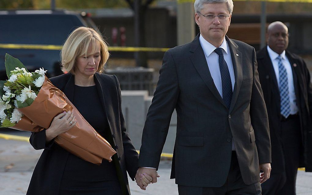 Premier Harper (r.) met naast hem zijn vrouw. beeld AFP