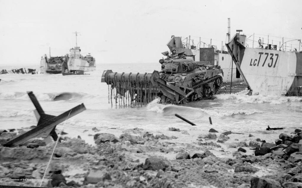 Een Amerikaanse tank landt op de kust bij Westkapelle. Na het verwoestende bombardement op 3 oktober 1944 startten de geallieerden op 1 november Operatie Infatuate, met als doel de bevrijding van Walcheren. beeld Royal Marines Museum, Portsmouth