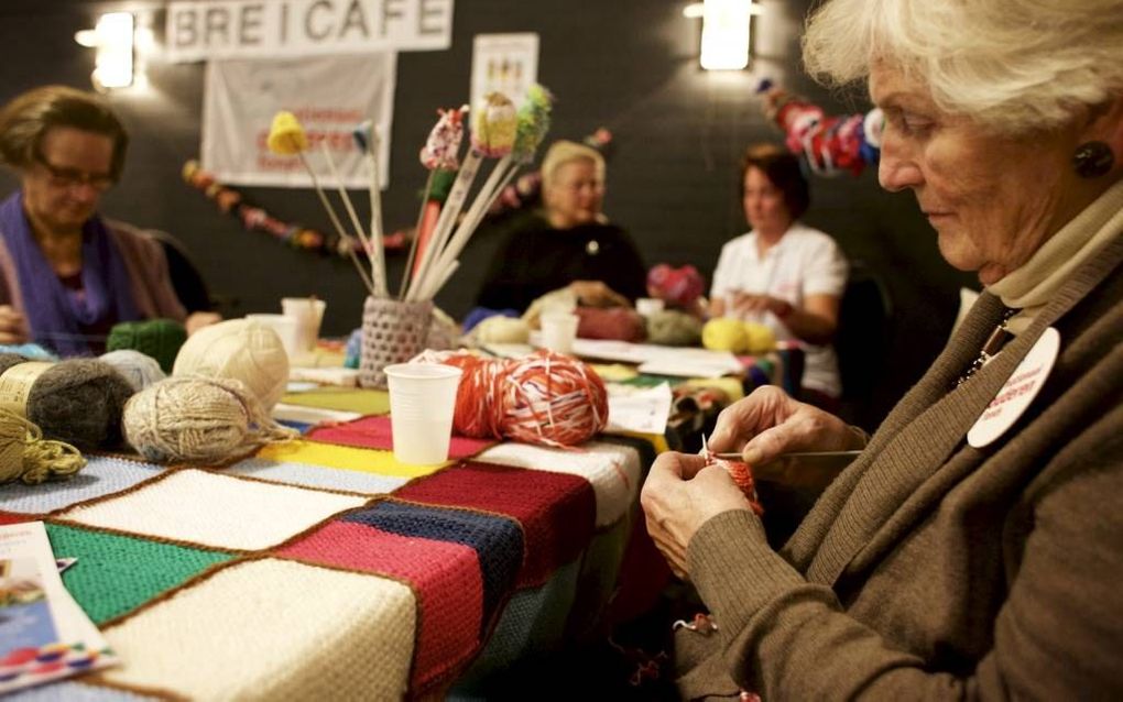 Het Nationaal Ouderenfonds promoot op de Brei- en Haakdagen met het breicafé het project Samen Breien, dat ouderen uit hun isolement moet halen. Beeld Dick Vos