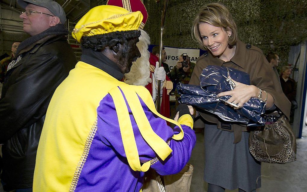 Mathilde - toen nog prinses - van België ontmoet in 2011 Sinterklaas en Zwarte Piet. beeld EPA