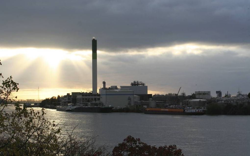 Fabrieken langs de Oude Maas, gezien vanaf de brug tussen Dordrecht en Zwijndrecht. De ChristenUnie/SGP in Dordrecht bindt de strijd aan met de stankoverlast die de bedrijven veroorzaken. beeld André Bijl