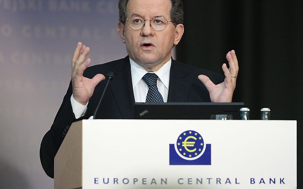 Vitor Constancio, vicepresident van de ECB, presenteerde zondag de resultaten van het onderzoek naar de gezondheid van de banken in de eurozone. beeld AFP