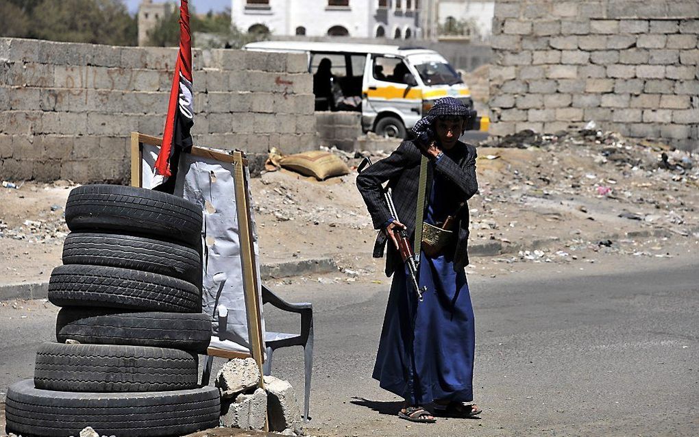 Een Houthi-aanhanger in Sana'a. beeld EPA