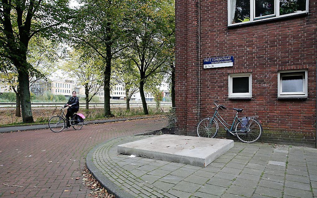 Een betonnen plaat dekt de ondergrondse vuilcontainer in de Amsterdamse Fritz Conijnstraat af waar een pasgeboren baby in werd gevonden. Beeld ANP