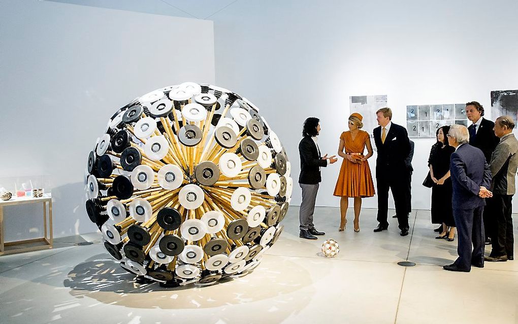 Koning Willem Alexander (3eL) en koningin Maxima (2eL) in gesprek met kunstenaar Massoud Hassani (L) tijdens een bezoek aan Museum 21_21 Design Site op de eerste dag van het 3-daags staatsbezoek aan Japan. Beeld ANP