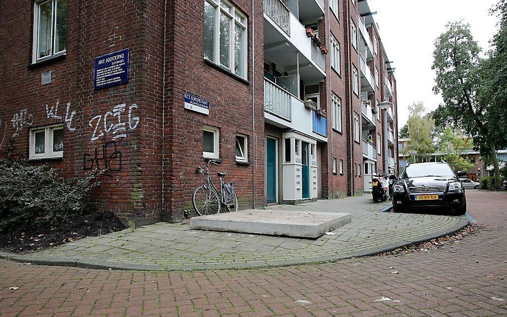 Een betonnen plaat dekt de ondergrondse vuilcontainer in de Amsterdamse Fritz Conijnstraat af waar een pasgeboren baby in werd gevonden. Beeld ANP