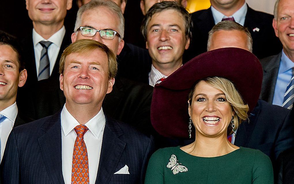 Koning Willem Alexander en koningin Maxima poseren met de leden van de economische missie aan Japan. beeld ANP