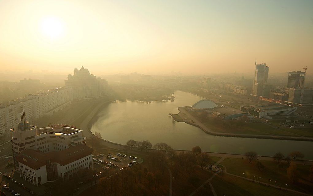 De zon komt op boven de Wit-Russische hoofdstad Minsk. De stad kampt met veel smog. beeld AFP