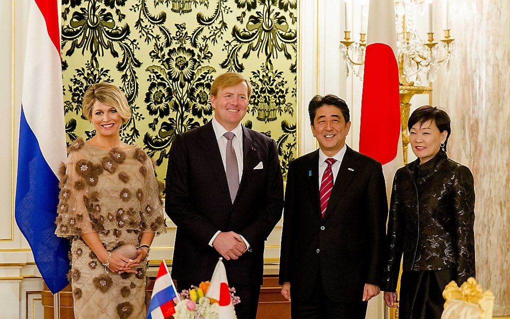 Koning Willem-Alexander en koningin Maxima voorafgaand aan het diner met minister-president Shinzo Abe en zijn vrouw in het Akasaka State Guest House.  beeld ANP