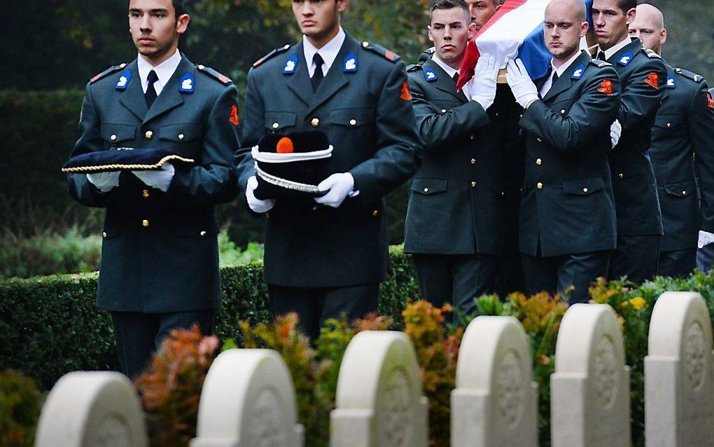 Op het Militaire Ereveld Grebbeberg worden de stoffelijke resten herbegraven van de in 1940 gesneuvelde korporaal Gijsbert Spandonk. De militair was eerder in zijn woonplaats begraven, maar werd op verzoek van de familie bijgezet op het ereveld. beeld ANP