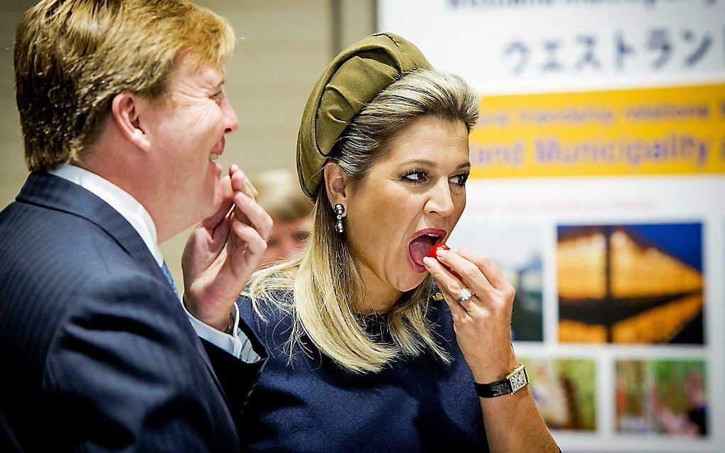 Koning Willem-Alexander en koningin Máxima proeven tomaatjes tijdens een presentatie van bedrijven tijdens de Food en Agribussiness Conferentie. beeld ANP