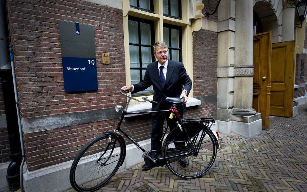 Voormalig minister Donner vertrekt per fiets vanaf het Binnenhof. Beeld ANP