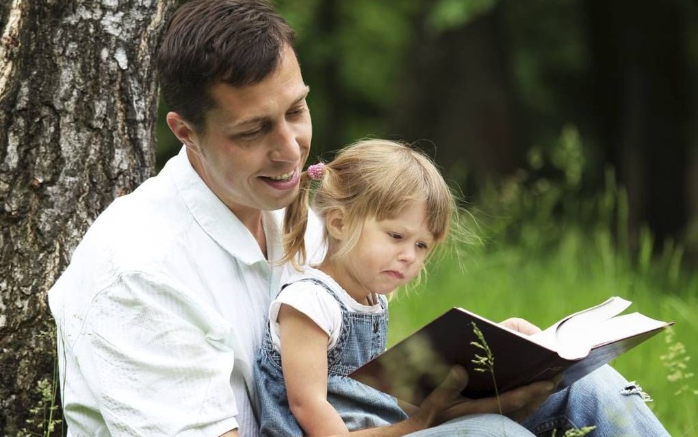 „Bij de opvoeding in de “vreze des Heeren” beoogt God een wonderlijk samenspel. Het is de taak van opvoeders om Gods Woord in het hoofd van kinderen te planten.” beeld Fotolia