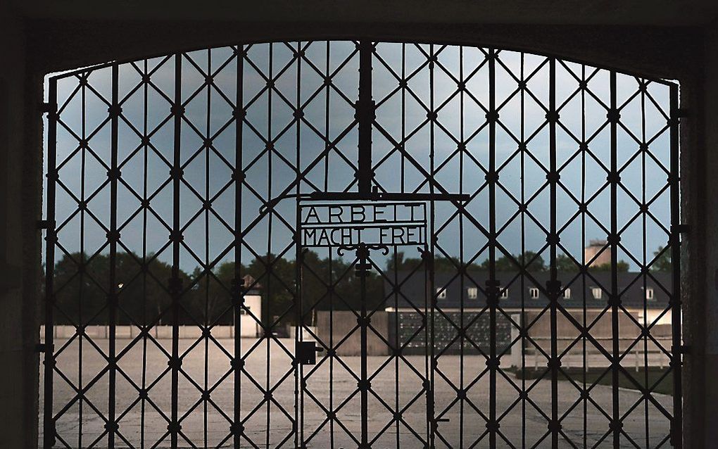 De toegangspoort tot voormalig concentratiekamp Dachau. Beeld EPA