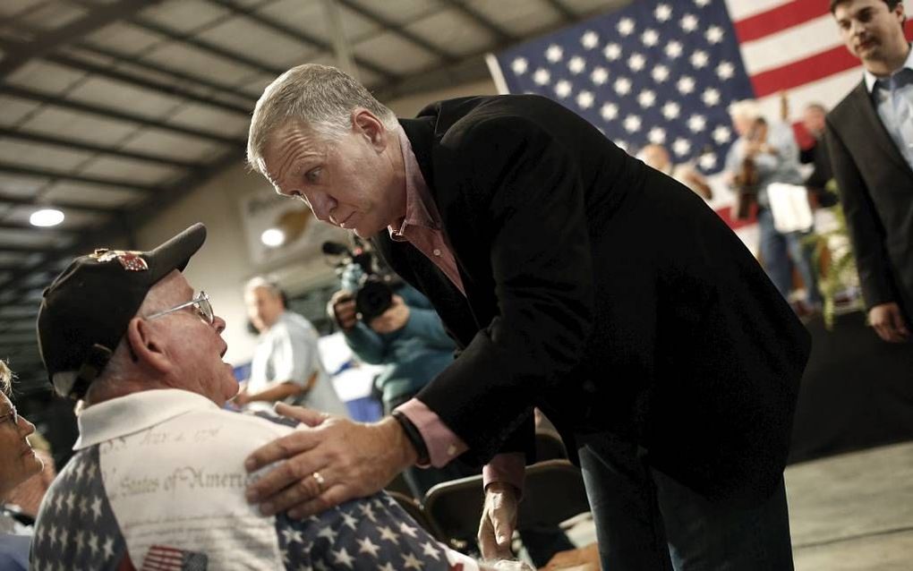 SMITHFIELD. De Republikeinse kandidaat voor het Senaatsschap van North Carolina, Thom Tillis, op campagne, vorige week. Hij moet het dinsdag in de tussentijdse verkiezingen opnemen tegen de zittende Democratisch senator Kay Hagen. Het lijkt een nek-aan-ne