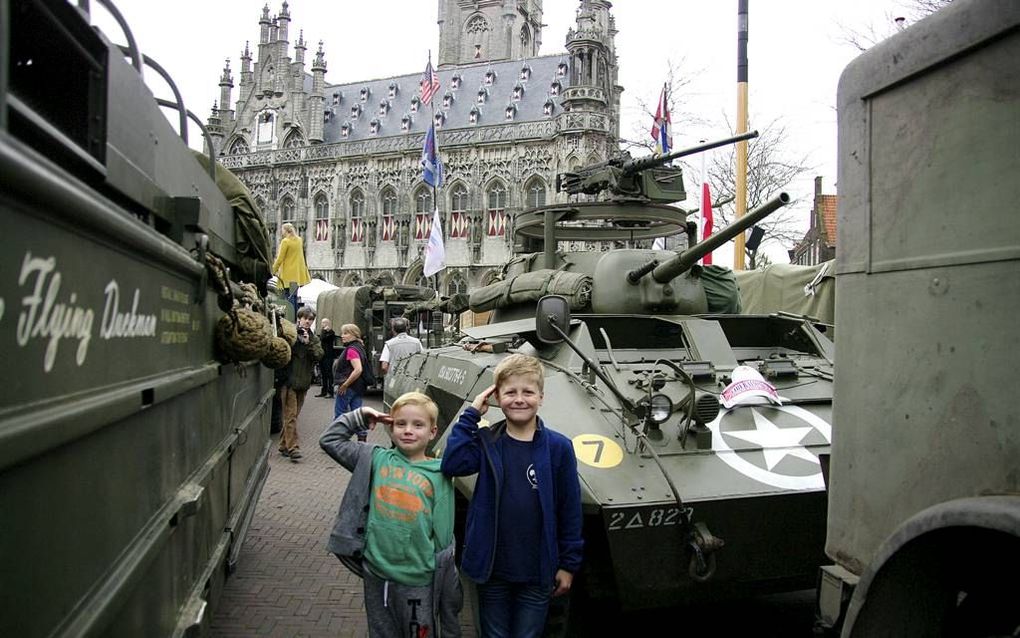 Jong en oud keken zaterdag op de Markt in Middelburg hun ogen uit bij de militaire voertuigen uit de Tweede Wereldoorlog. beeld Van Scheyen Fotografie