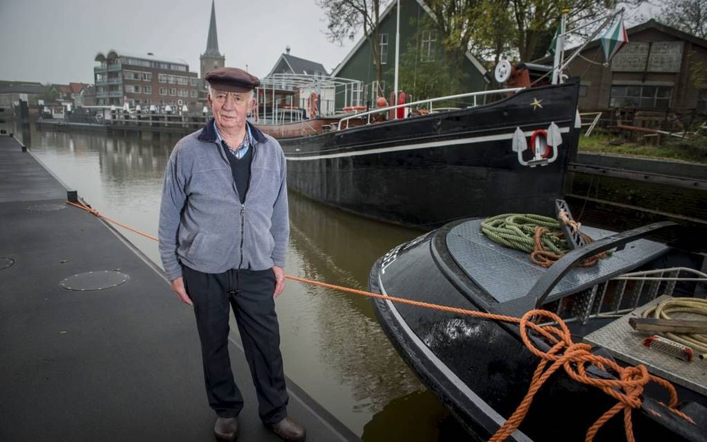 Schipper Piet Mourik (foto) komt, net als veel van zijn dorpsgenoten uit Ouderkerk aan den IJssel, uit een echt schippersgeslacht. Tegenwoordig is het werk in de beroepsvaart heel wat minder zwaar dan vroeger. beeld Cees van der Wal