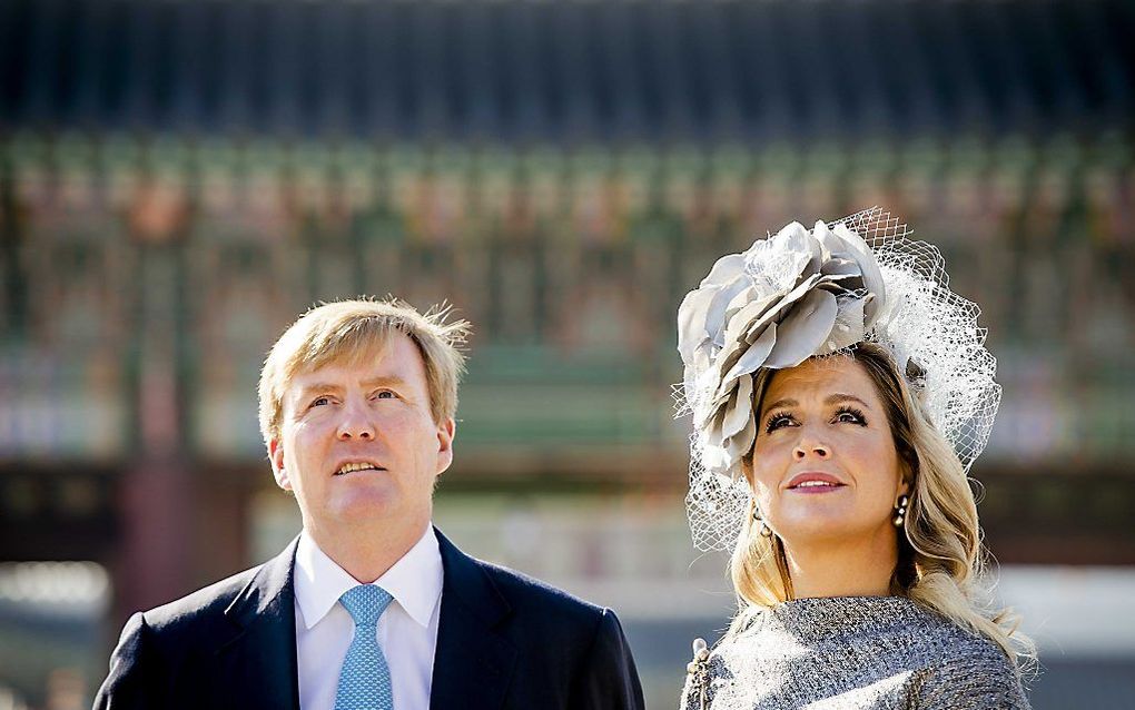 Koning Willem-Alexander en koningin Maxima krijgen een rondleiding door het Gyeongbokgung paleizencomplex tijdens hun staatsbezoek aan Zuid-Korea. beeld ANP