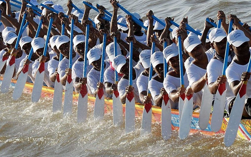 Cambodjaanse roeiers meten deze dagen hun krachten op de Tonle Sap-rivier in Phnom Penh tijdens het jaarlijkse waterfestival. beeld AFP