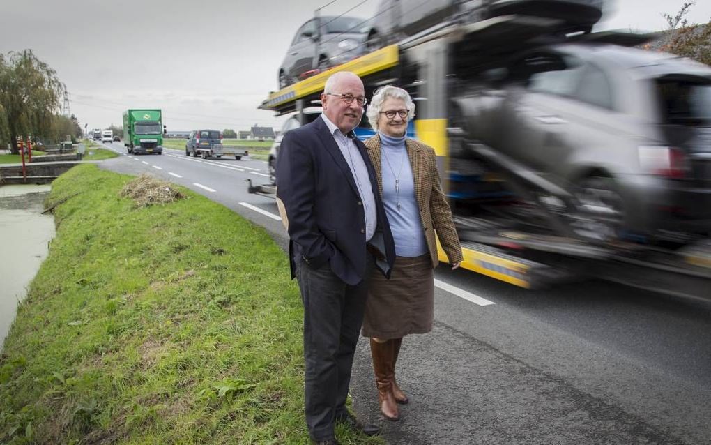 Dick en Tonnie de Blois wonen al vijftien jaar aan de drukke en gevaarlijke N209 bij Hazerswoude-Dorp. De 500 meter verderop aangelegde rotonde scheelt volgens hen elke week een ongeluk. beeld Martin Droog