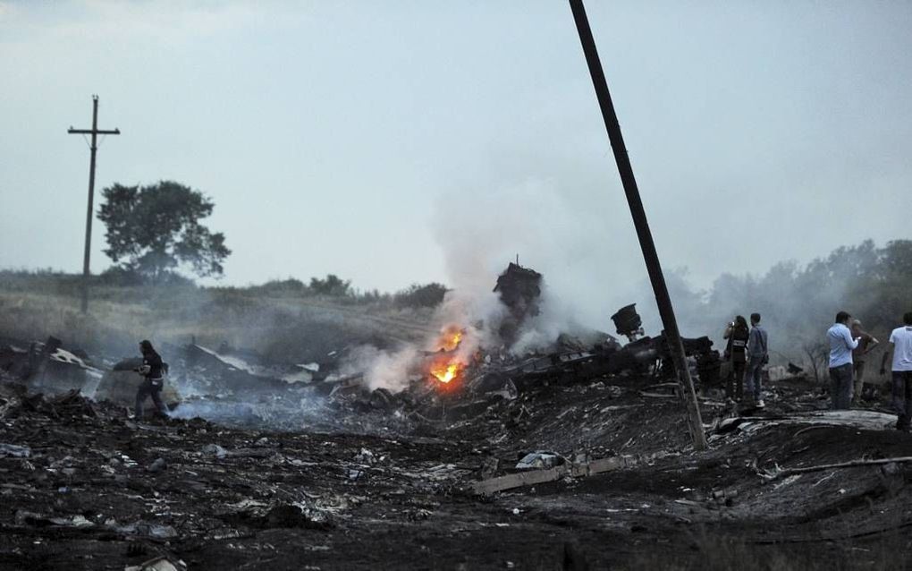 Smeulende brokstukken van de neergestorte MH17 in het oosten van Oekraïne, 17 juli dit jaar. beeld AFP