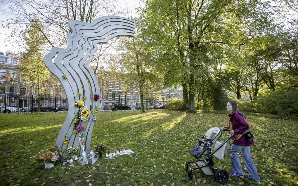 Bloemen bij het monument in Amsterdam ter nagedachtenis aan de tien jaar geleden vermoorde regisseur en columnist Theo van Gogh. Bijna 20 procent van de moslimbevolking noemt deze moord als het beginpunt van negatieve berichtgeving over moslims. beeld ANP