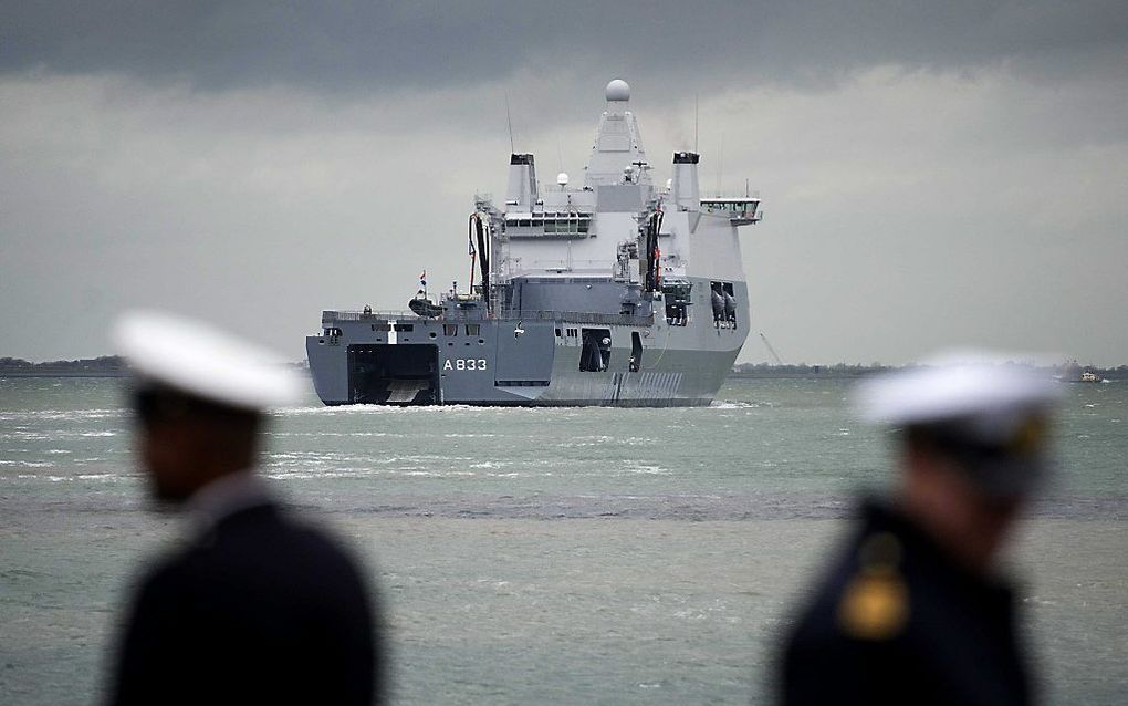 Het marineschip De Karel Doorman bij het verlaten van Den Helder begin november. beeld EPA