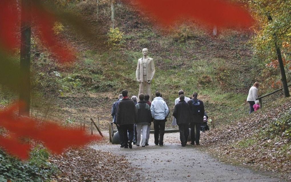 AMERSFOORT. Nationaal Monument Gevangene voor het vuurpeloton (De Stenen Man) op de fusilladeplaats aan het eind van de schietbaan bij Kamp Amersfoort. Jan Reemst zag mannen over deze schietbaan weggevoerd worden, waarna hij even later geweerschoten hoord