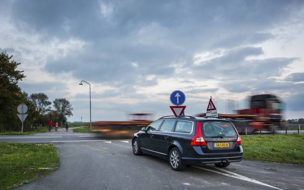 KAPELLE. De plek waar vijftien jaar geleden twee nichtjes van Anneke Pronk omkwamen. „Het blijft een weg in een schaars bebouwd poldergebied met veel rechte stukken die vooral ’s avonds –als het rustig is– uitnodigen tot hard rijden.” beeld Wim van Vossen