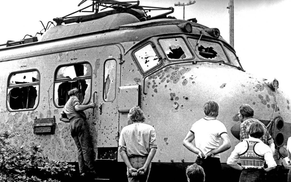 DE PUNT. Op 11 juni 1977 werd de treinkaping bij het Drentse De Punt door mariniers beëindigd. Daarbij kwamen zes Molukse kapers en twee gegijzelden om het leven. De voorkant van de trein werd doorzeefd met kogels. beeld ANP